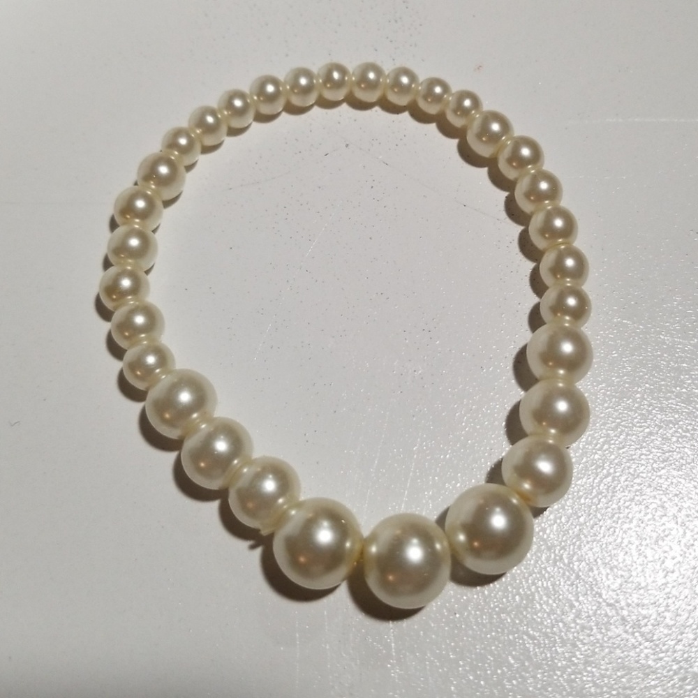 Graduated faux pearl bracelet